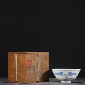 A Blue and White Floral Pattern Bowl