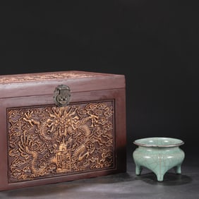 A Guan Ware Celadon Silver-Rimmed Tripod Washer