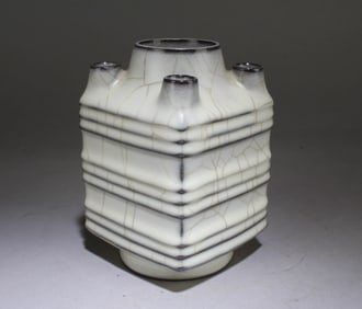 A Guanyao Square Shaped Vase