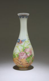 A Flower and Bird Glass Vase
