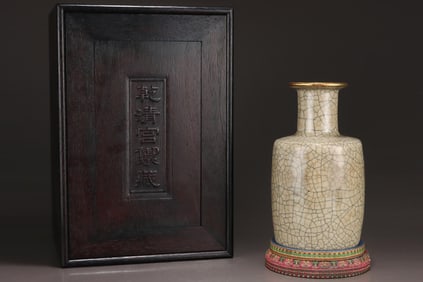 A Ge Ware Beige Glazed Mallet Vase