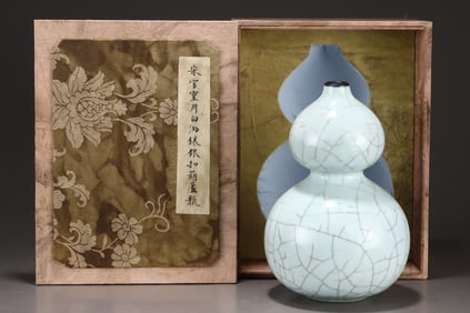 A Guan Ware Moon White Glazed Gourd Vase