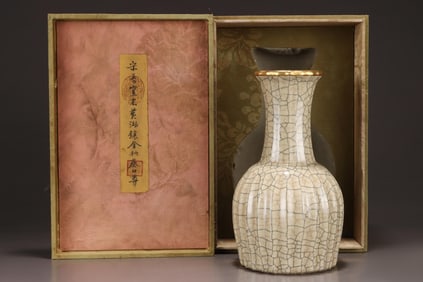 A Ge Ware Beige Glazed Vase with Lobed Rim