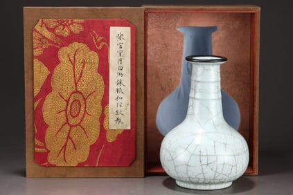 A Guan Ware Moon White Glazed Vase with String Pattern