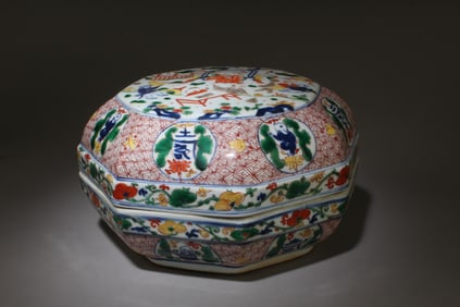 A Wucai Container with Lid
