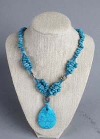 A Torquoise Pendant with Necklace