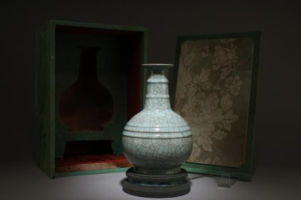 A Guanyao Vase with Box