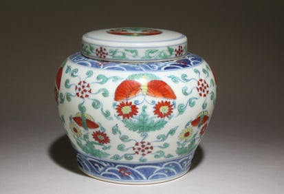 A Chinese Doucai Container