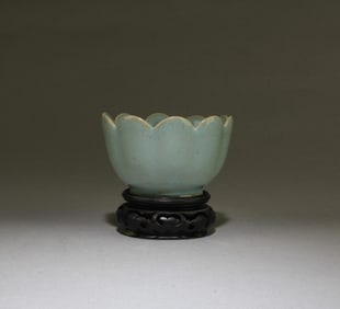 Chinese Lotus-shaped Ruyao Bowl
