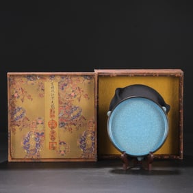 A Ru Ware Celadon Palace Tripod Washer