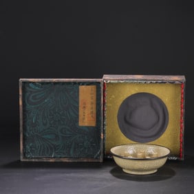 A Ge Ware Beige Glazed Palace Lamp Dish with Silver Rim Attributed to the Northern Song Period