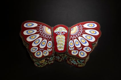 An Enamel Butterfly-shaped Container