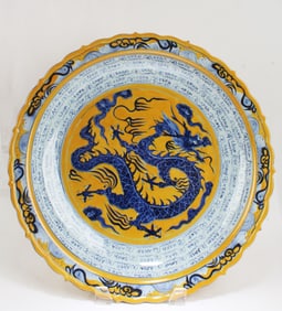 Chinese Famille Jaune Dragon Charger
