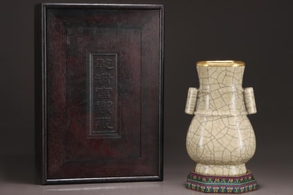 A Ge Ware Beige Glazed Vase with Ears