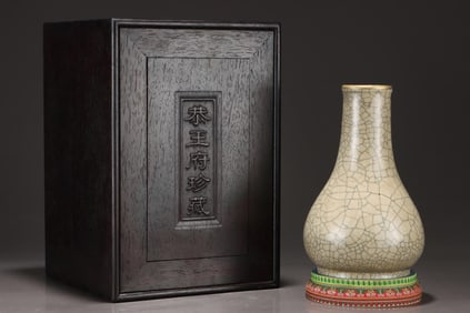 A Ge Ware Beige Glazed Water Chestnut Vase Attributed to the Song Period