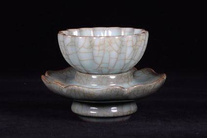 A Guanyao Teapot with Stand