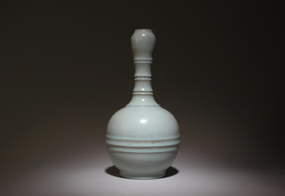 A Chinese Ruyao Vase