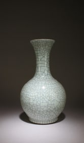 A Glazed Crackleware Porcelain Vase