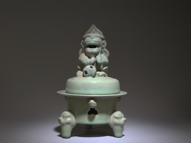 A Chinese Ruyao Incense Burner with Decorative Lid