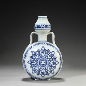 Blue and White Double-Gourd-Shape Oblate Vase