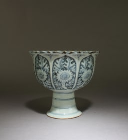 A Blue & White Flower Stem Bowl