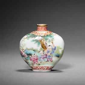 Famille-rose ‘Children at Play’ Snuff Bottle