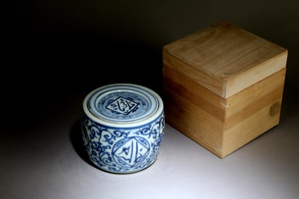 A Chinese Blue and White Cricket Jar