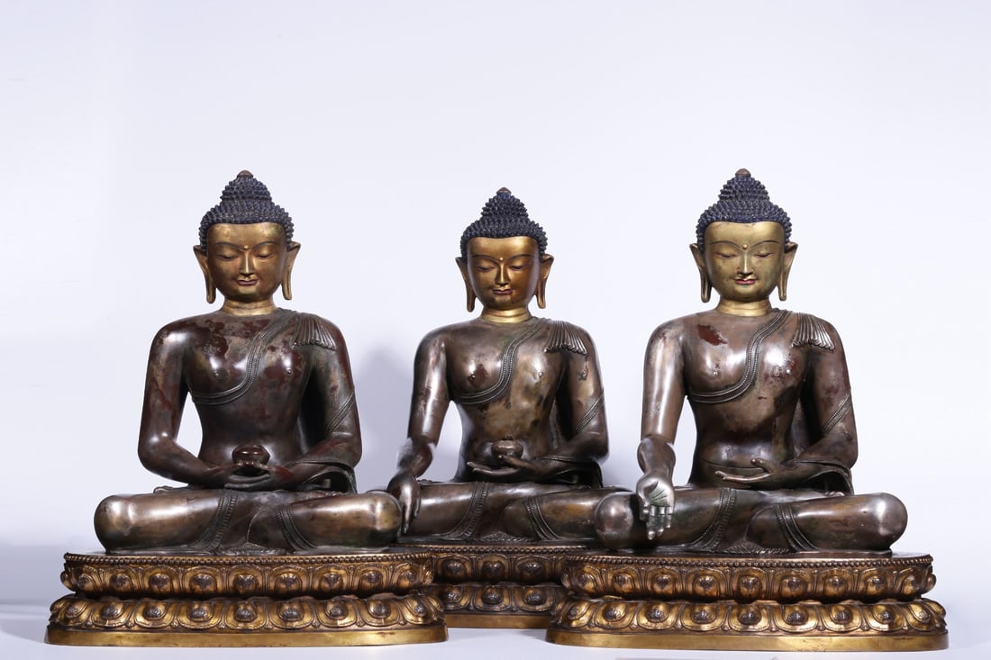 A Gilt Silver Bronze Buddha Statue (1 of 11)