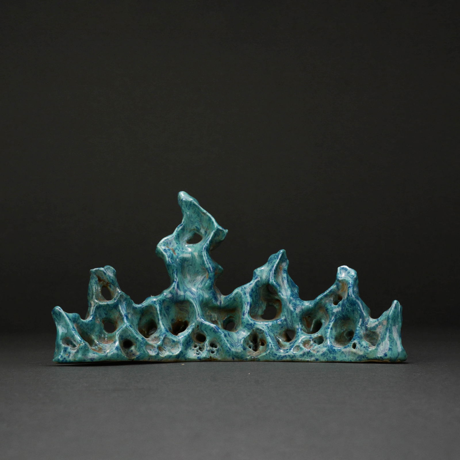 Porcelain brush rack: Porcelain brush rack. Length: 6.61" Height: 3.35"