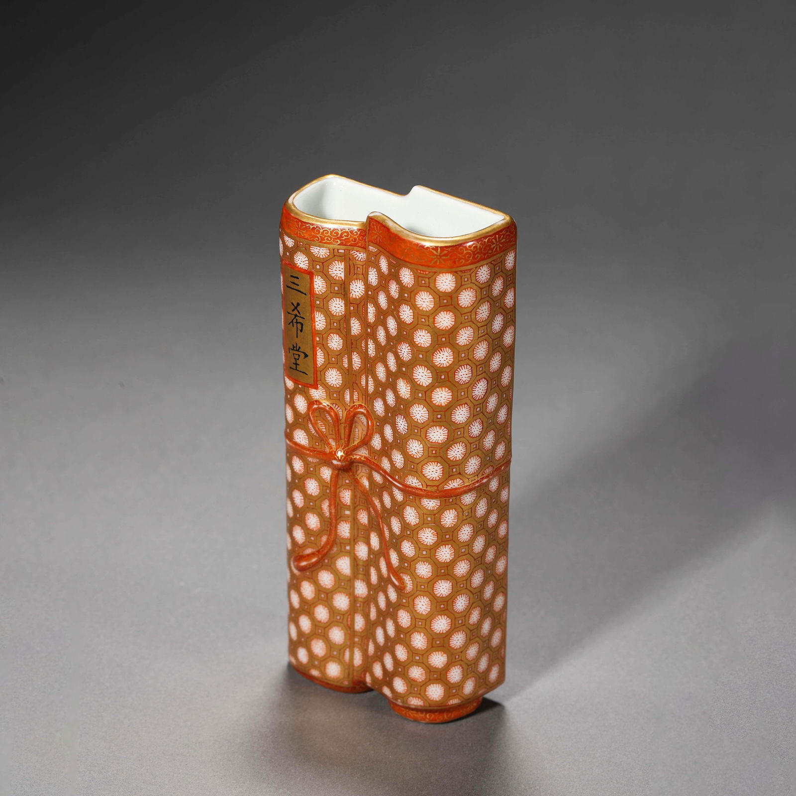 Famille-Rose ‘San-Xi-Tang-Mark’ Wall Vase: Famille-Rose ‘San-Xi-Tang-Mark’ Wall Vase. Length:2.36" Width:1.06" Height:5.31"