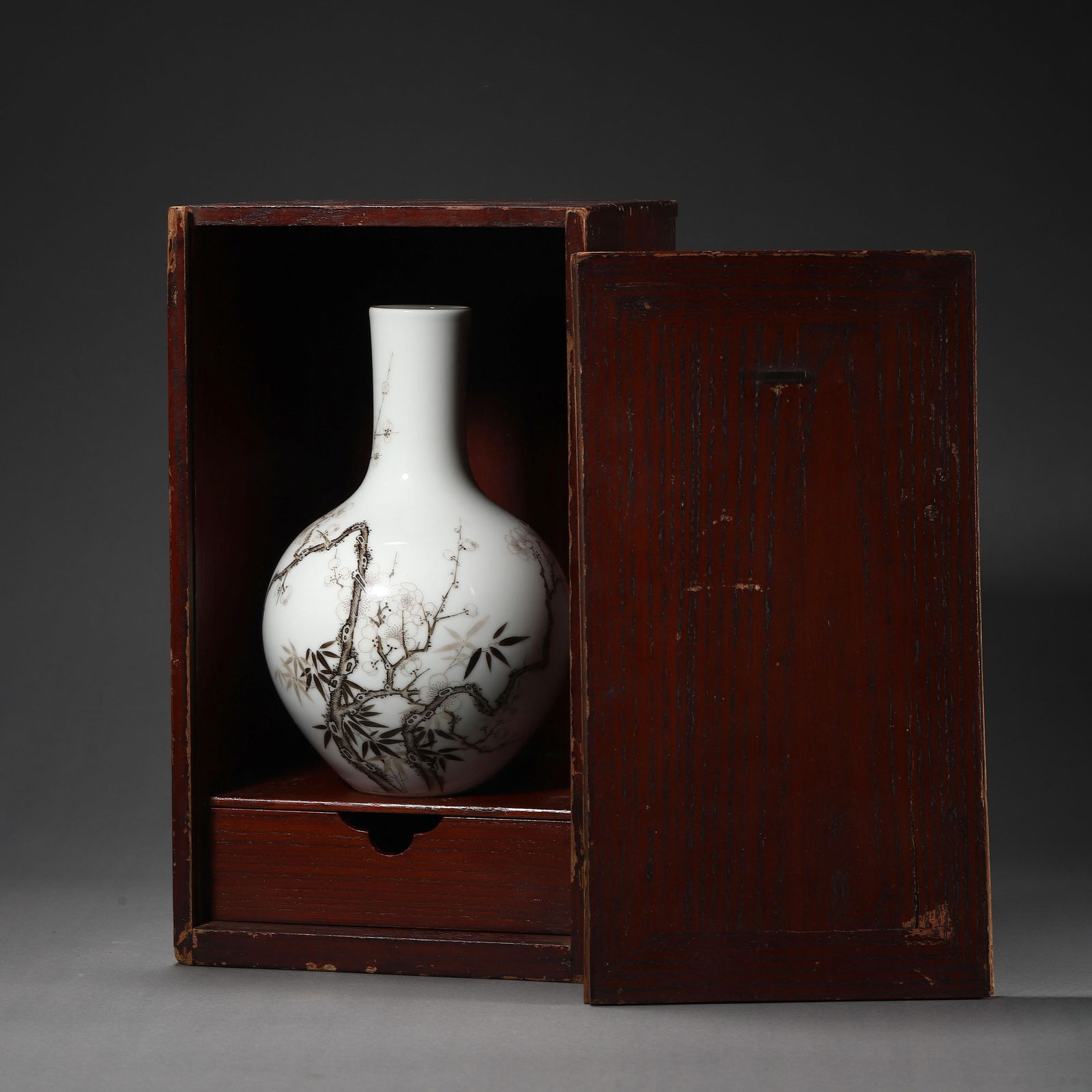 Grisaille Glaze Tianqiuping: Grisaille Glaze Tianqiuping. Diam:4.41" Height:6.93"