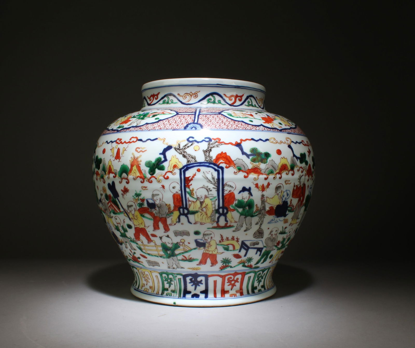 A Wucai Porcelain Jar (1 of 7)