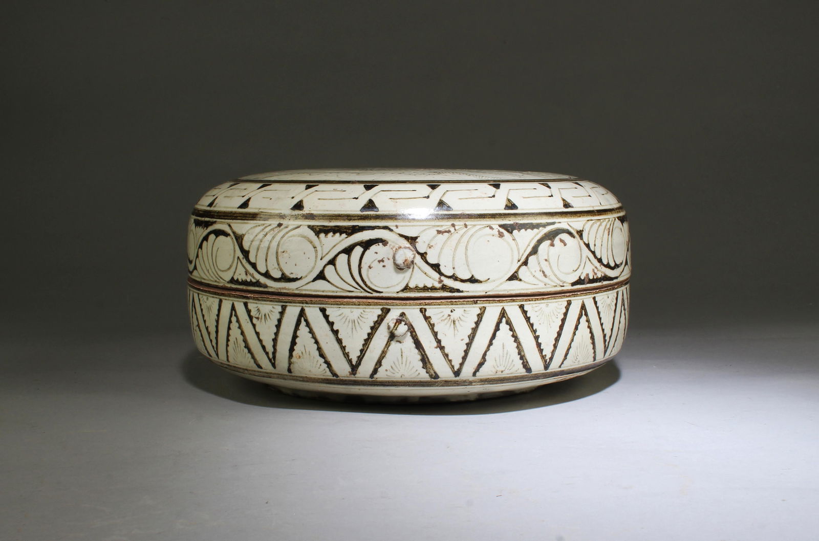 A CiZhou Round Box (1 of 8)
