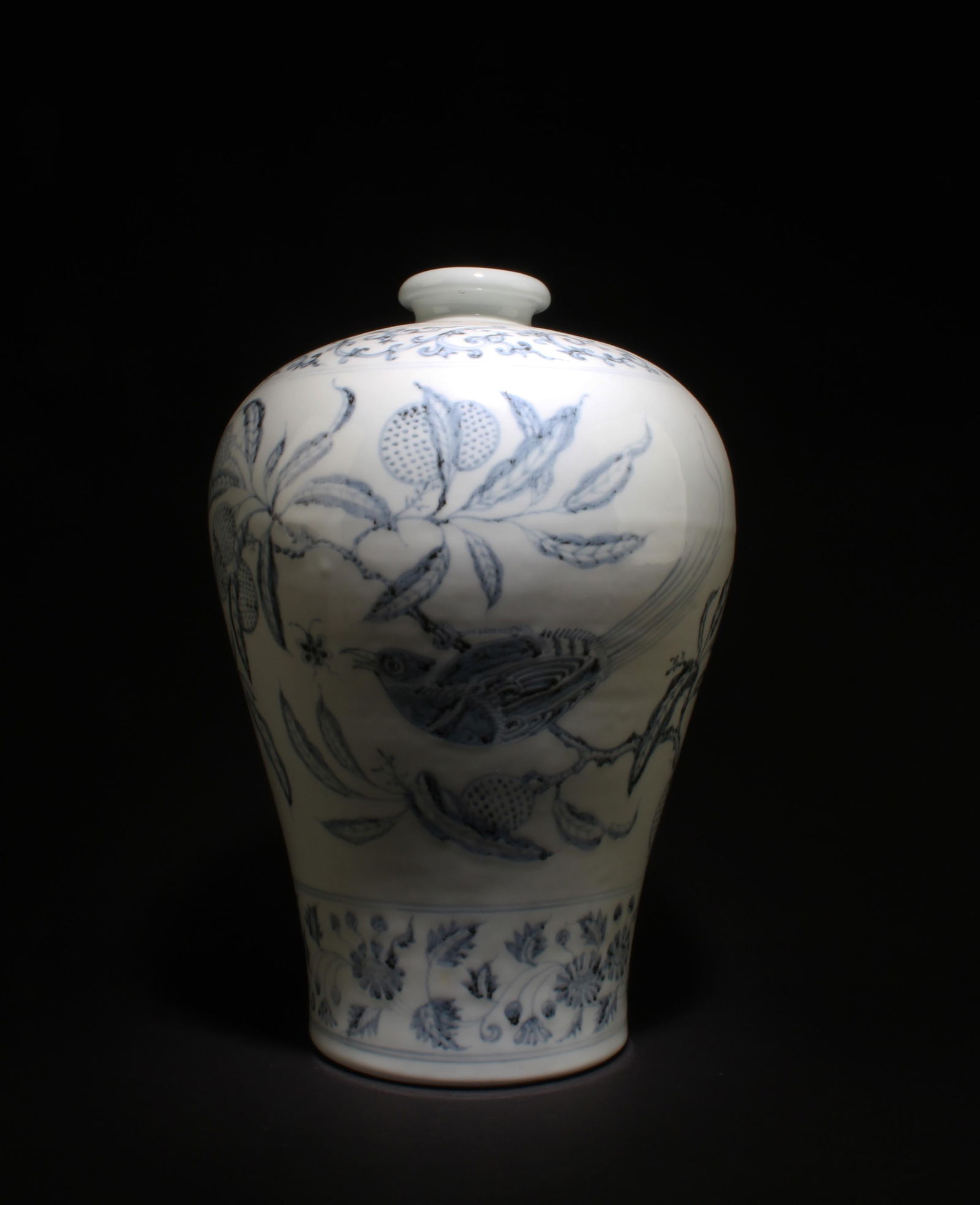 A blue & White porcelain Vase (1 of 7)
