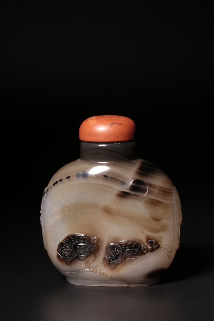 An Agate Snuff Bottle With Monkey Motif: An Agate Snuff Bottle With Monkey Motif. Height: 2.76in; Length: 2.36in; Width: 1.22in; Weight: 0.16lbs.