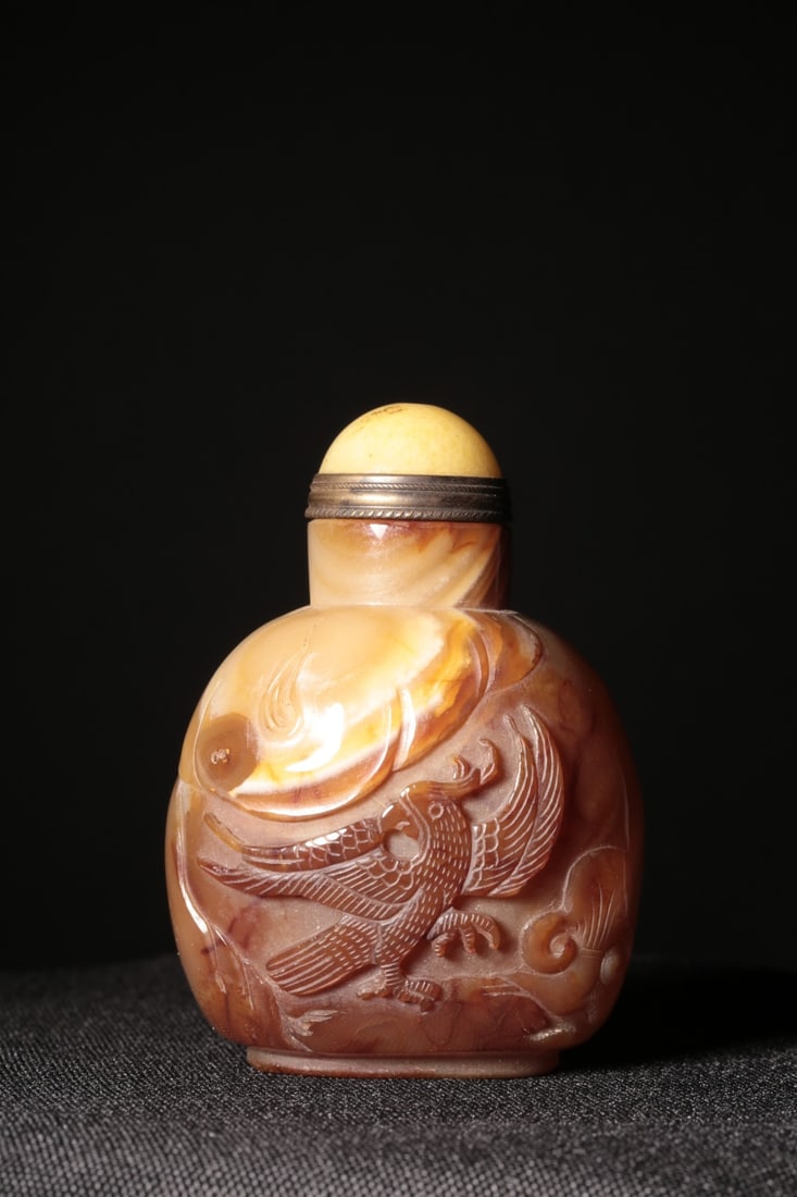 An Agate Snuff Bottle With Roc Motif: An Agate Snuff Bottle With Roc Motif. Height: 2.87in; Length: 2.05in; Width: 1.38in; Weight: 0.19lbs.