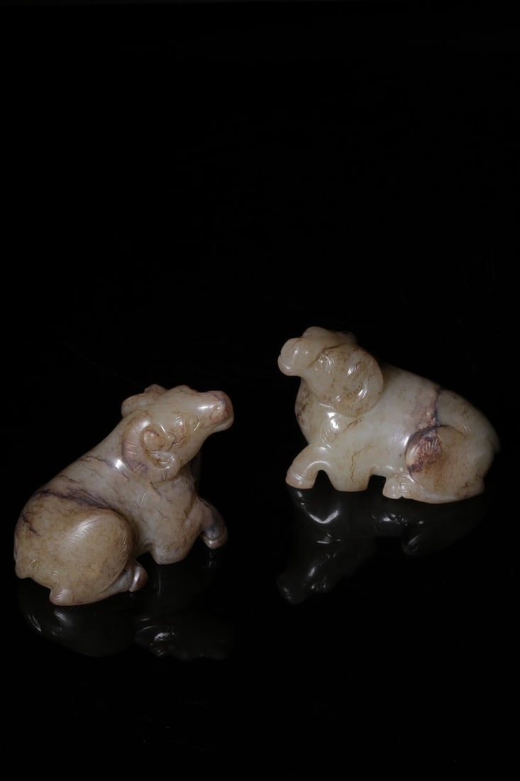 A Pair of Hetian Jade Recumbent Sheep Ornaments (1 of 12)