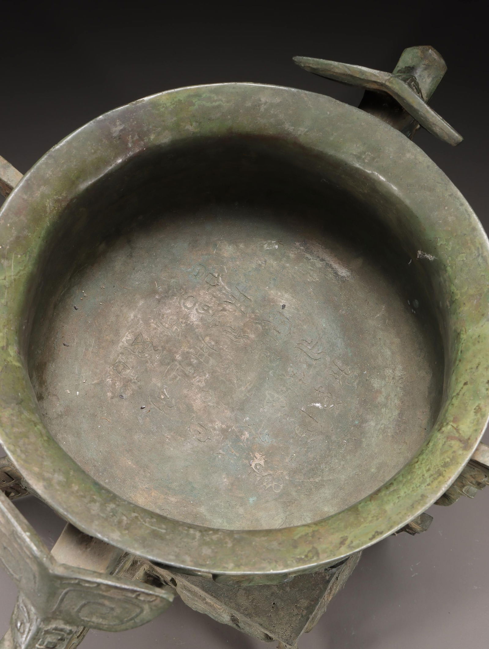 A Bronze Gui Vessel - 8