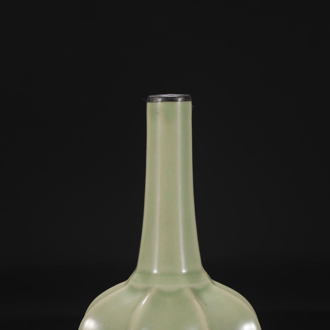 A Yue Ware Celadon Octagonal Vase - 3
