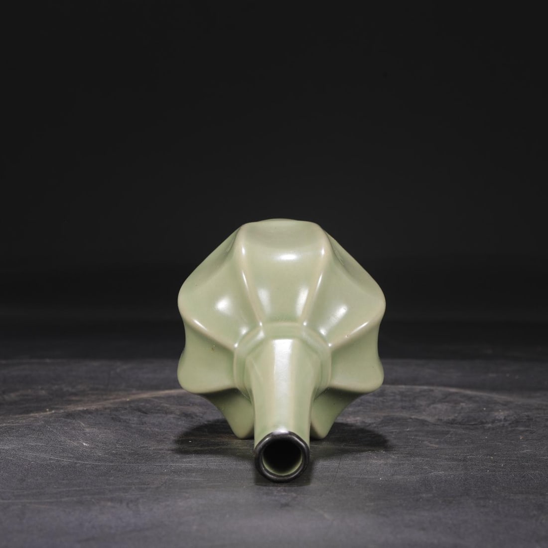 A Yue Ware Celadon Octagonal Vase - 4