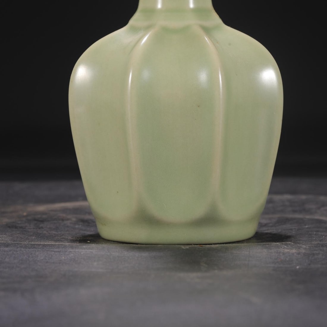 A Yue Ware Celadon Octagonal Vase - 8