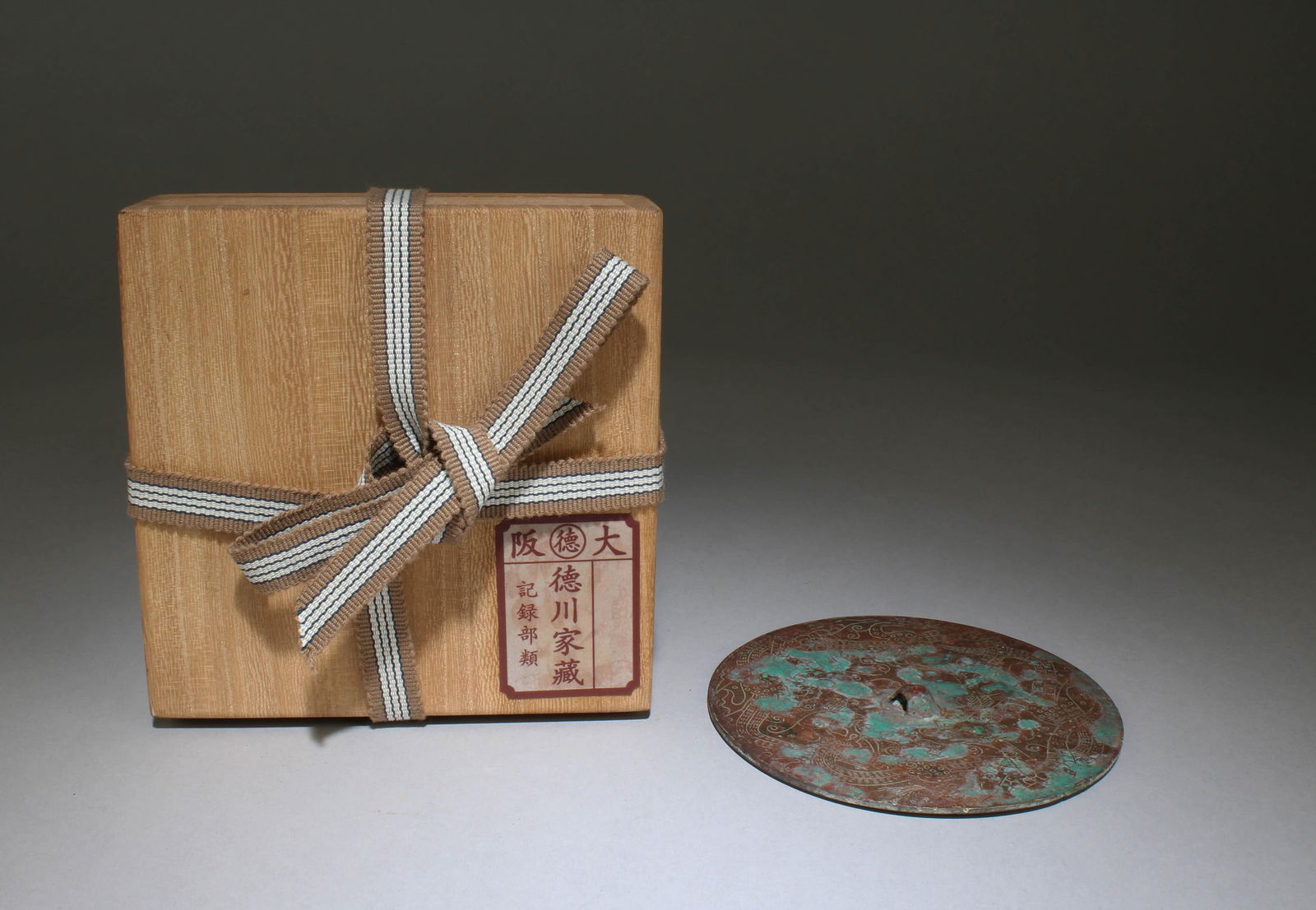 A Bronze Round Mirror - 3