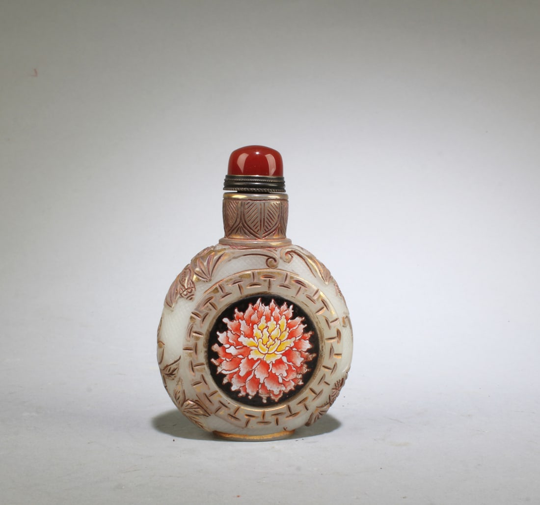 Chinese Peking Glass Snuff Bottle: Chinese Peking Glass Snuff Bottle. 'QianLong' mark. Height: 3"