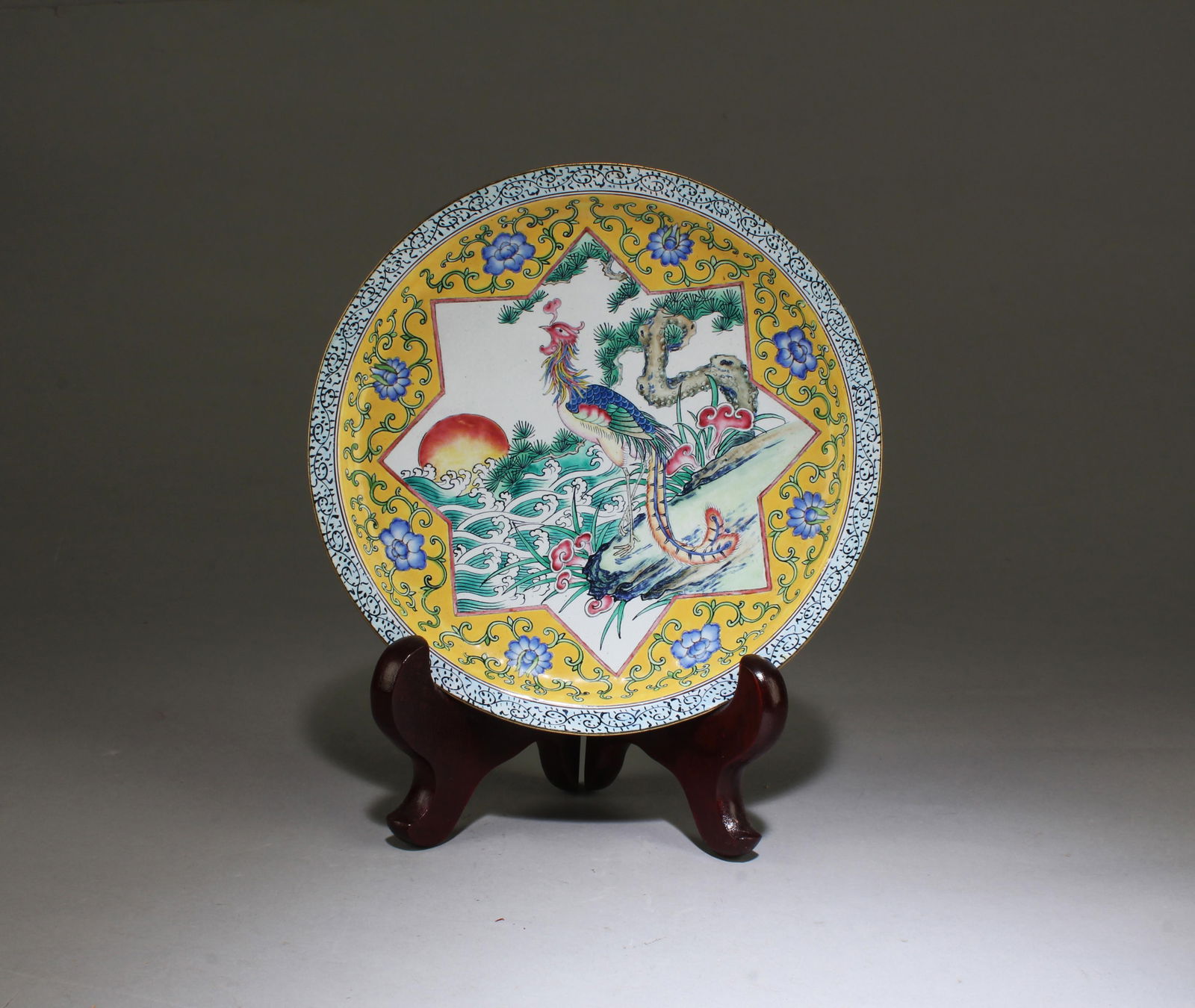A Cloisonne Round Plate, late 19th C (1 of 3)