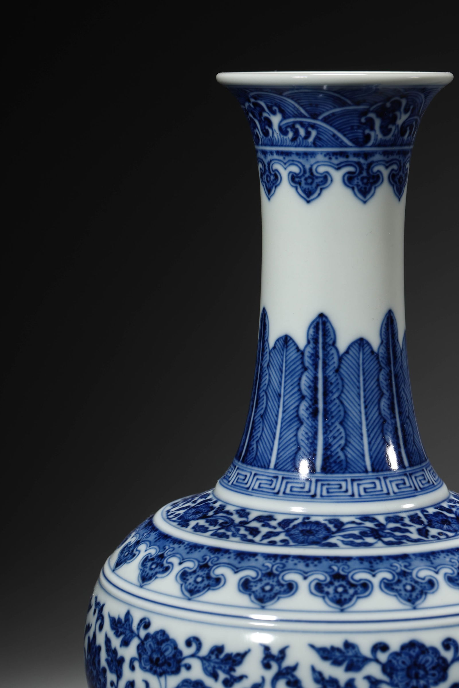 Blue and White Interlocking Lotus Vase - 3