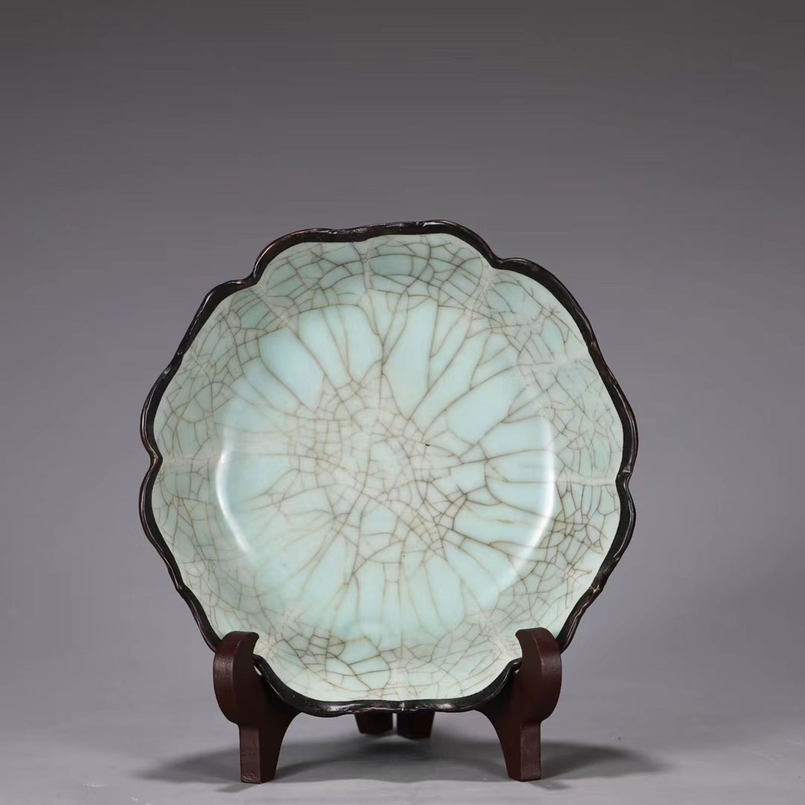 A Green Glazed Ink Washer: A Green Glazed Ink Washer. Comes fitted with a box. Height: 1.97" Diameter: 6.69"