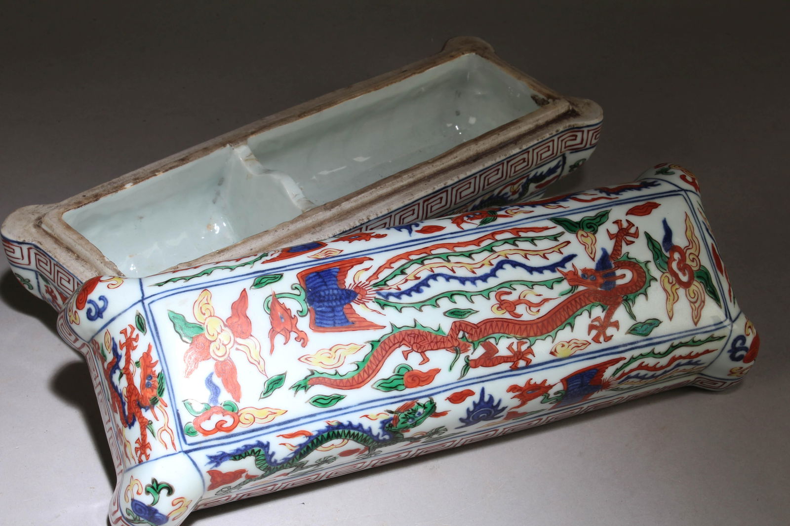 A Docai Ceramic Box with a Dragon Pattern - 2
