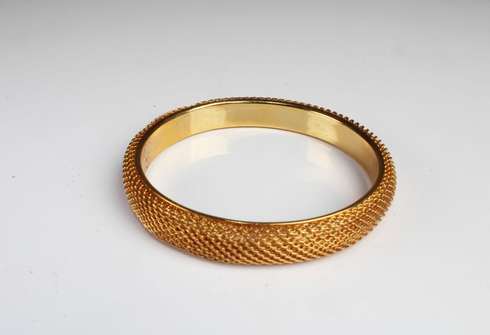 An Unique Design Gold Plated Bangle: An Unique Design Gold Plated Bangle. Inner Diameter: 2.5" Outer Diameter: 2.9"