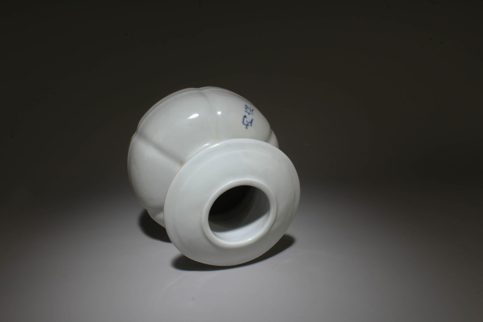 A White Glazed Vase - 4