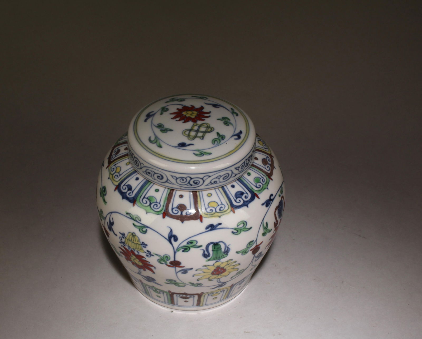 A Doucai Round Container with Lid - 4